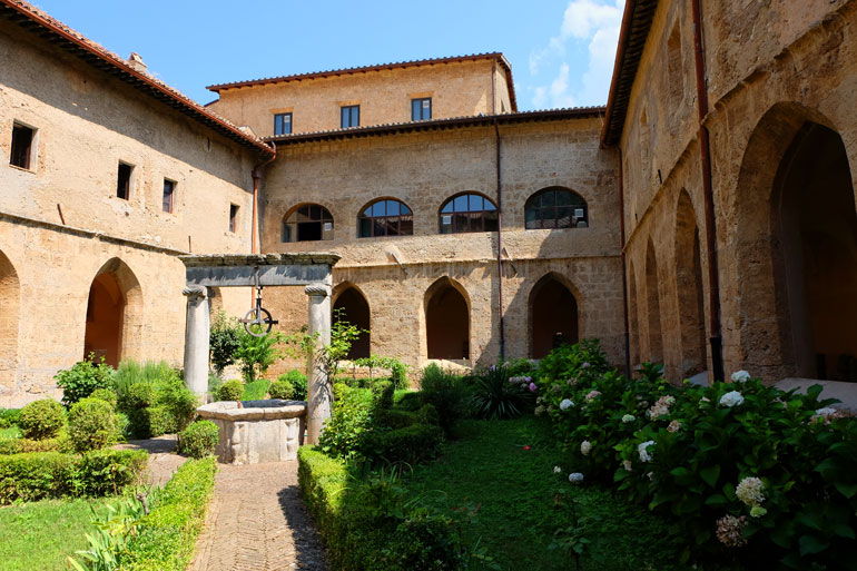 chiostro-gotico-monastero-santa-scolastica
