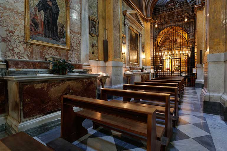 Navata sinistra dove è esposto il quadro della Madonna navata-sinistra-santuario-genazzano