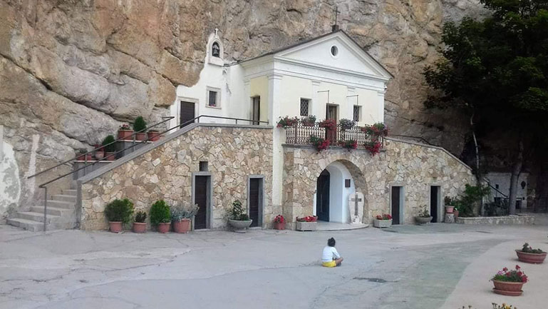 Il Santuario incastonato nella roccia